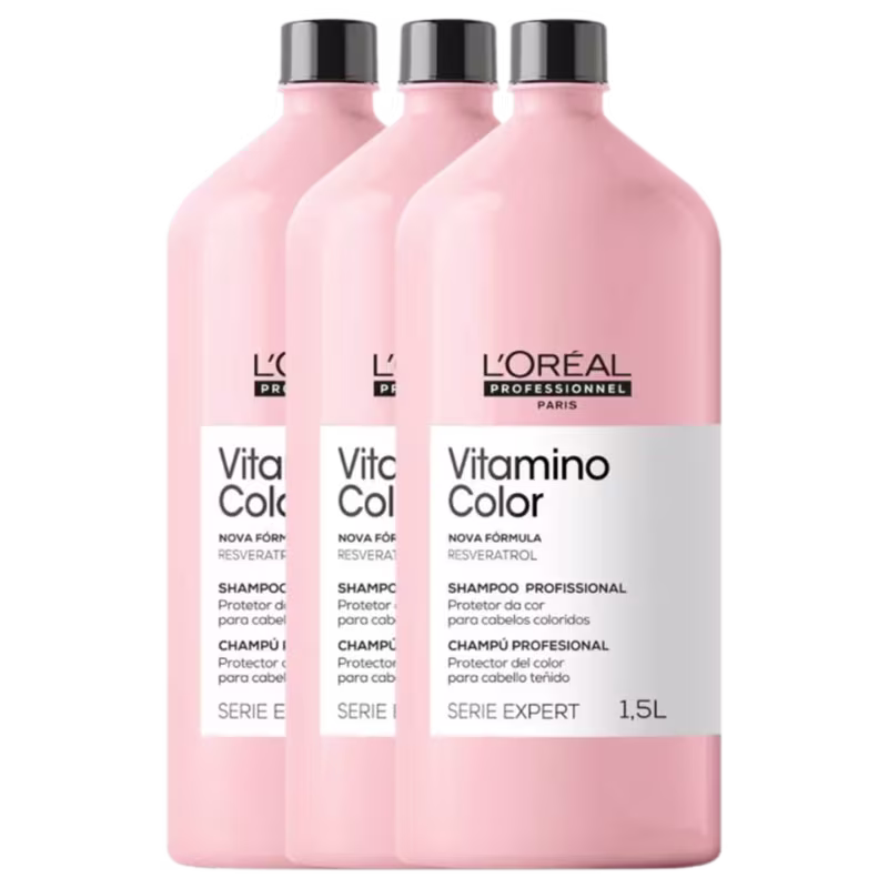 A imagem mostra um Trio de shampoos Vitamino Color Resveratrol (1,5L cada), da L’Oréal Professionnel. Embalagens rosa claro com design minimalista destacam a fórmula para proteção da cor em cabelos coloridos.