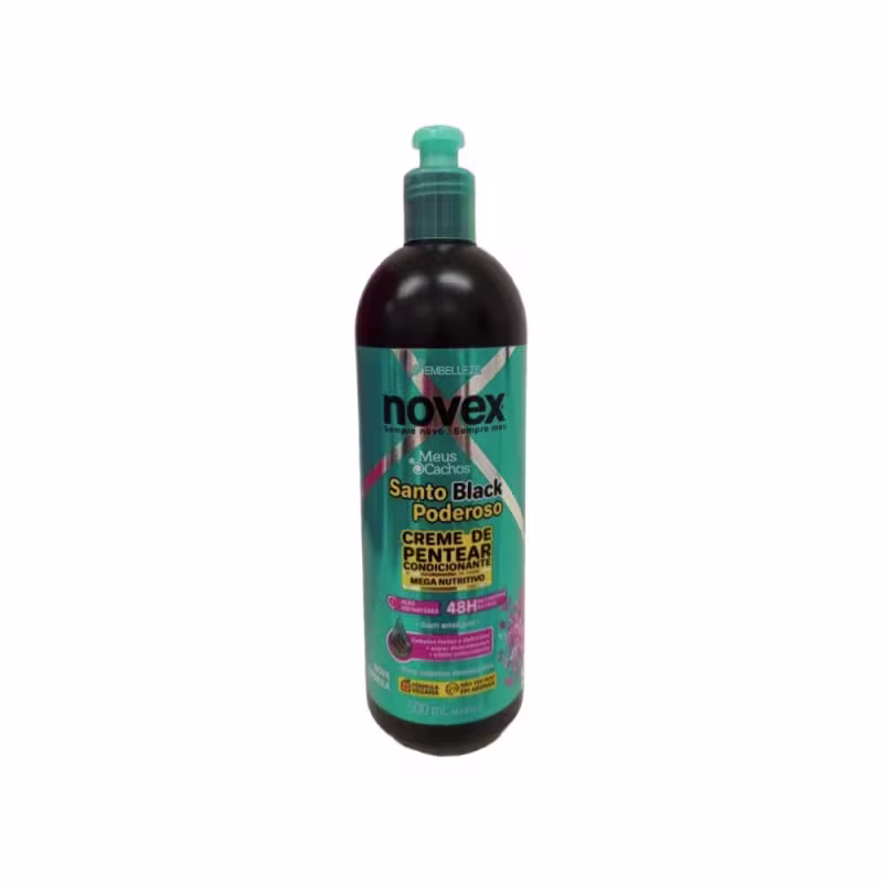 A imagem mostra o creme para pentear Novex Santo Black Poderoso 500ml, da marca Embelleze. É um frasco plástico escuro com tampa verde e rótulo na cor verde água. Destaca diversos benefícios para cabelos cacheados.