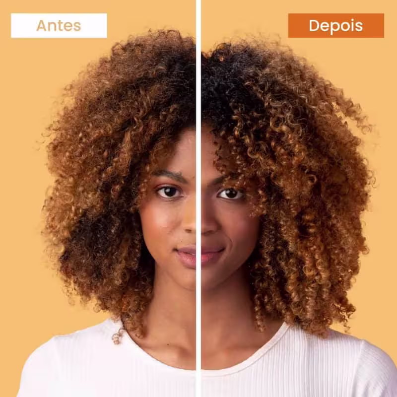 A imagem mostra uma mulher com cabelos cacheados e volumosos com blusa branca. Na esquerda, rotulada como "Antes", os fios parecem com menos definição e opacos. Na direita, o "Depois", traz fios mais luminosos e definidos. O fundo é amarelo claro.
