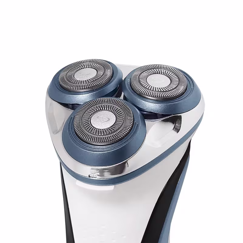 Barbeador elétrico recarregável USB da marca GA.MA Italy. A parte superior tem três cabeças de barbear circulares com lâminas expostas e um padrão radial.