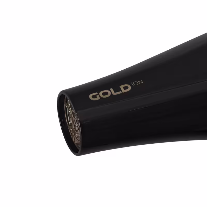 A imagem mostra no detalhe o cilindro de ar do secador de cabelo. Ele possui a cor preta com detalhes vazados em dourado. Na lateral traz escrito a linha, com um design sofisticado e minimalista.