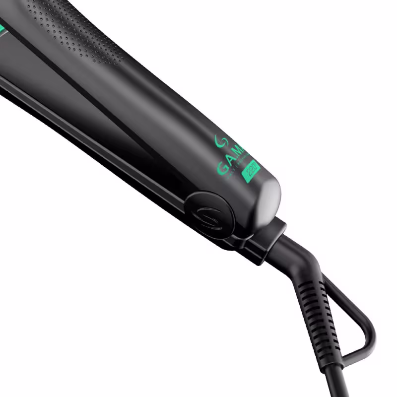 A imagem mostra a chapinha e no detalhe o cabo emborrachado antiderrapante e botões de ajuste de temperatura e ligar/desligar visíveis. Design ergonômico e moderno.