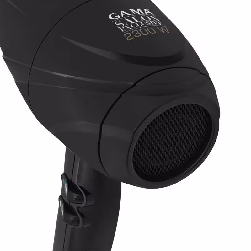 Este é um secador de cabelo profissional da marca GA.MA Italy. O produto tem um design compacto e ergonômico, com um corpo preto fosco.