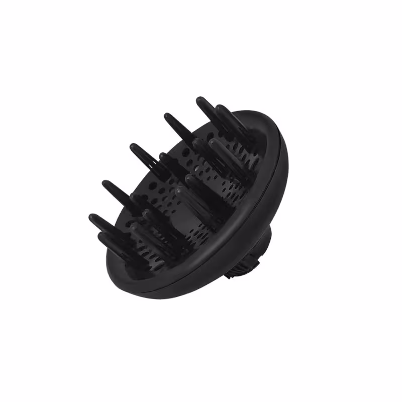 A imagem mostra o difusor de cabelo da marca GA.MA Italy. Ele possui um produto preto em formato arredondado com pequenos furos e pentes em toda a superfície. Possui uma base mais larga e um bocal mais estreito na extremidade oposta.