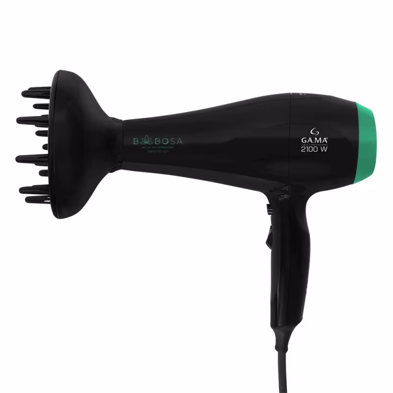 A imagem traz o mesmo secador de cabelo com o corpo preto e detalhes verde, na sua ponta está encaixado o difusor.