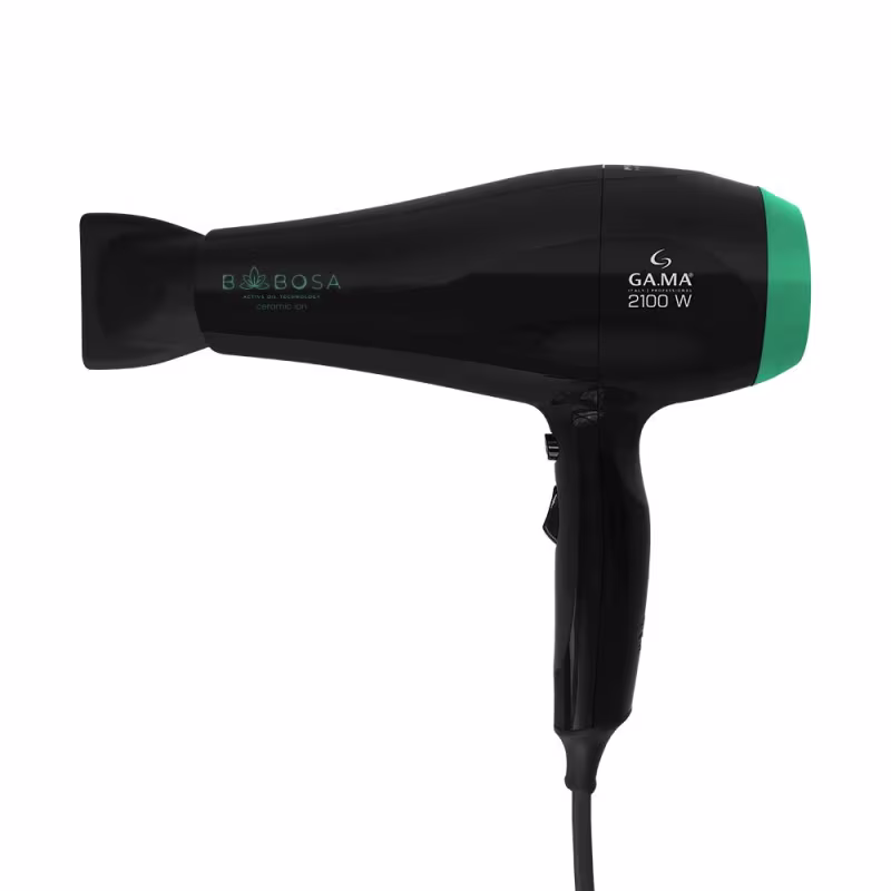 A imagem mostra o secador de cabelo GA.MA Italy. Ele possui o corpo preto com detalhes em verde. Possui o logotipo "GA.MA" e a potência "2100 W" impressos na lateral. Design ergonômico com alça de pegada confortável.