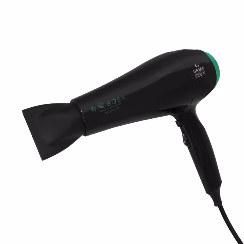 A imagem mostra o secador de cabelo GA.MA Italy. Ele possui o corpo preto com detalhes em verde. Possui o logotipo "GA.MA" e a potência "2100 W" impressos na lateral. Design ergonômico com alça de pegada confortável.