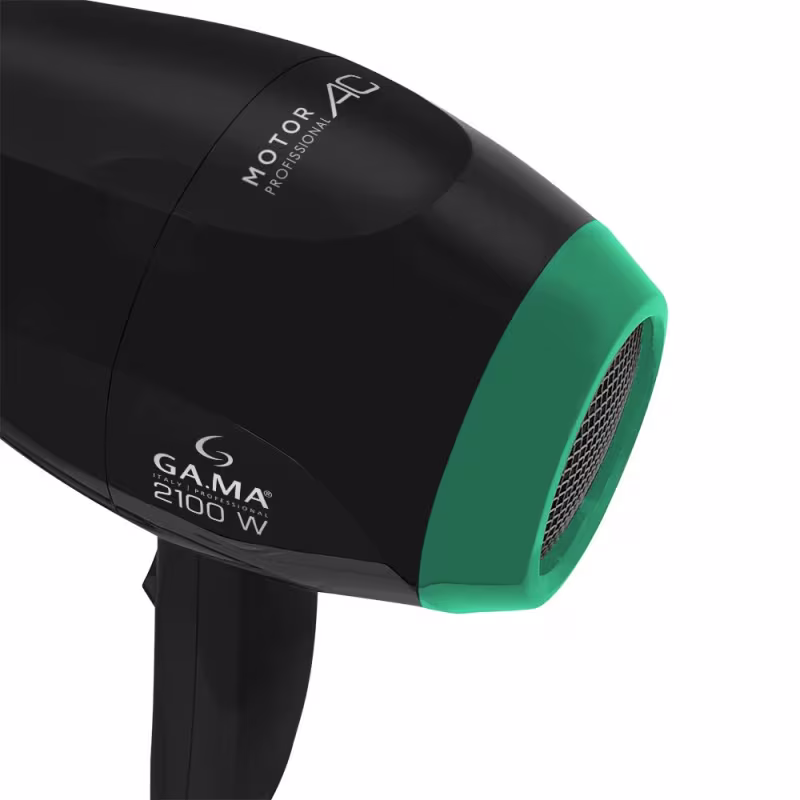 A imagem mostra o fundo do secador de cabelo profissional GA.MA Italy. Ele possui o corpo preto fosco com detalhes em verde escuro ao redor da grelha de saída de ar. Design elegante e minimalista.