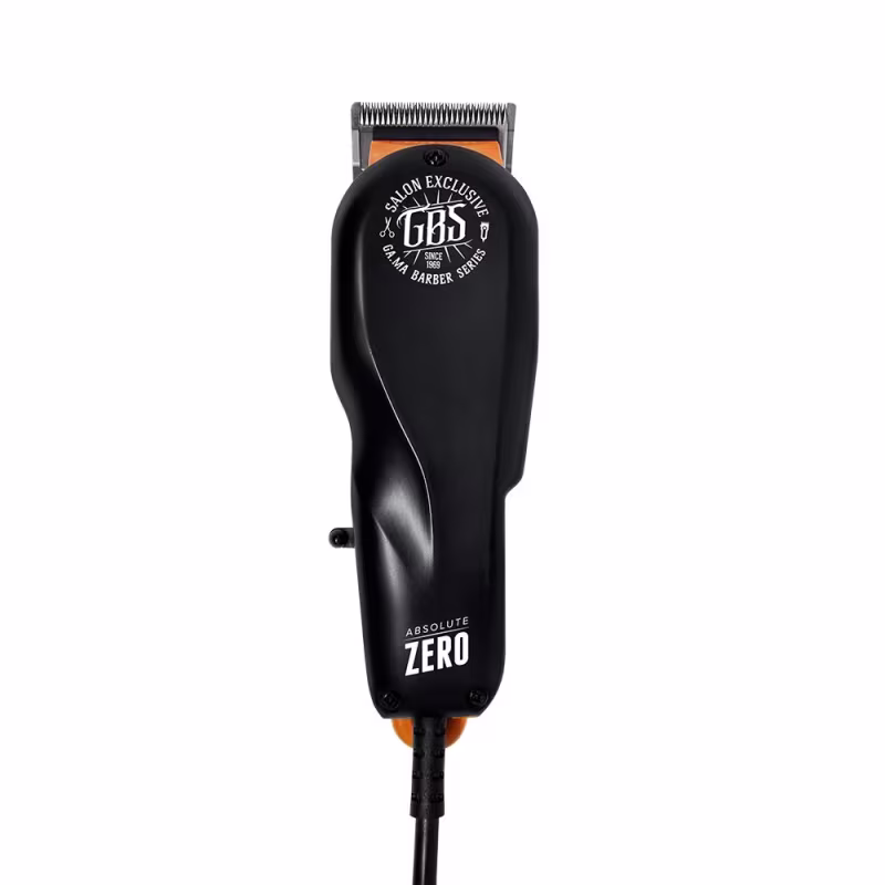 A imagem mostra uma máquina de cortar cabelo com corpo preto com detalhes em laranja. Possui uma lâmina aparadora visível e o logotipo "GBS Salon Exclusive" impresso na parte superior. Na parte inferior, está escrito "Absolute Zero.