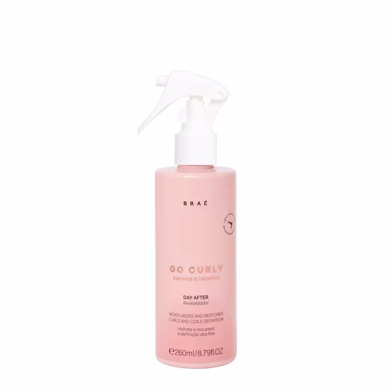 Produto de cuidados para cabelos cacheados da marca Braé. Frasco plástico rosa claro e pulverizador branco. Rótulo com o nome do produto "Go Curly" e descrição "Hidrata e recupera a definição dos fios e cachos". Embalagem de 260ml/8.79fl oz.
