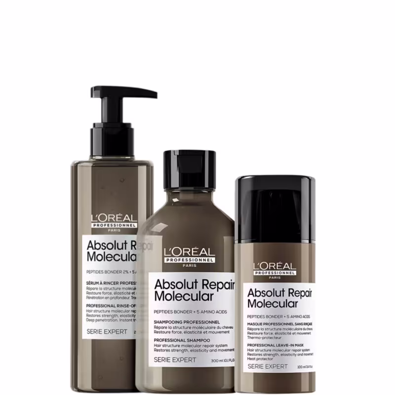 A imagem mostra um kit da L’Oréal Professionnel. Um frasco de sérum comprido, com pump preto, um frasco de shampoo arredondado e tampa preta e um frasco de máscara mais comprido e arredondado, com tampa preta. Ambos embalagem marrom e rótulo branco.