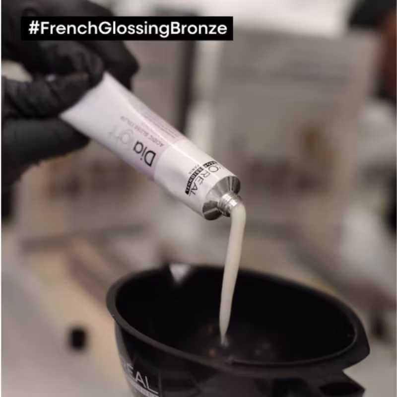 A imagem mostra um frasco plástico preto em formato de tigela, com o tonalizante sendo colocado na tigela.