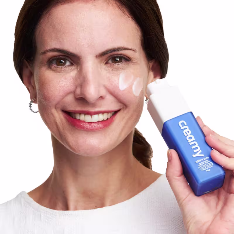 A imagem mostra uma mulher segurando o produto próximo ao rosto.