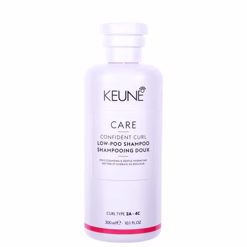 O produto apresentado é um shampoo da linha Care da marca Keune, chamado "Confident Curl Low-Poo Shampoo". Volumetria de 300ml.