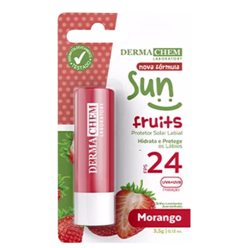 Protetor solar labial da marca Dermachem, com fator de proteção solar 24, na embalagem com design de frutas e fundo rosa com bolinhas brancas. O produto é apresentado em um tubo vermelho com o nome "Sun Fruits" e o sabor "Morango" impresso.