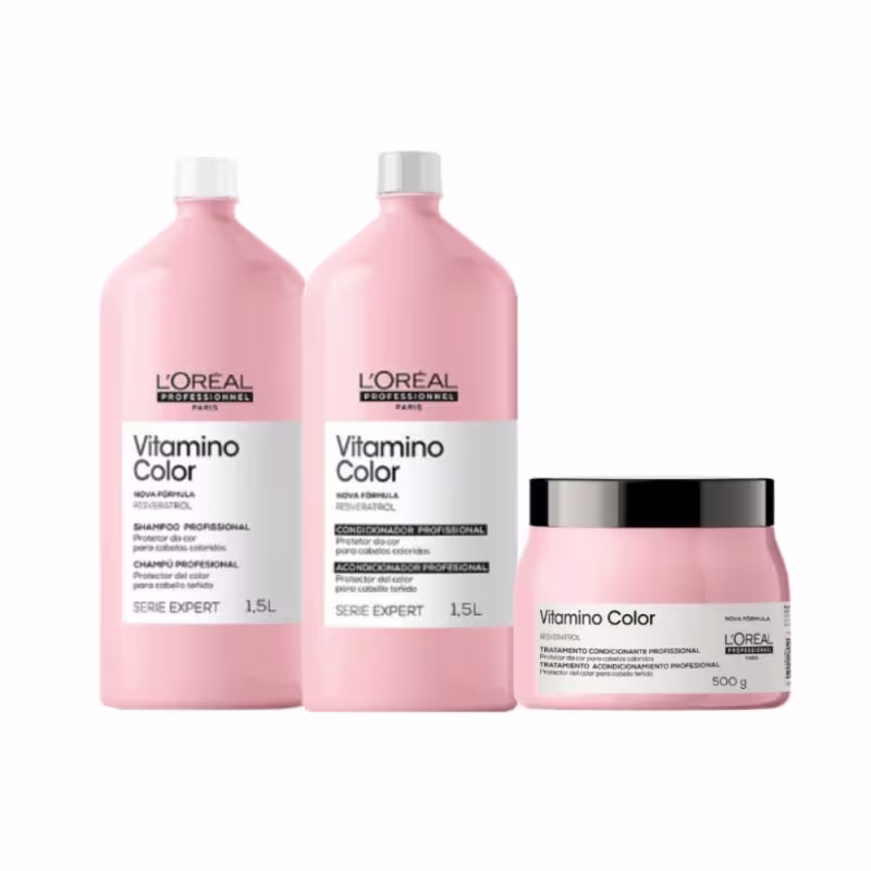 A imagem mostra três produtos da linha Vitamino Color da L'Oréal Professionnel. Dois frascos plásticos de 1,5 litros e um de 500g. Todos na cor rosa claro, com rótulos brancos e letras pretas.