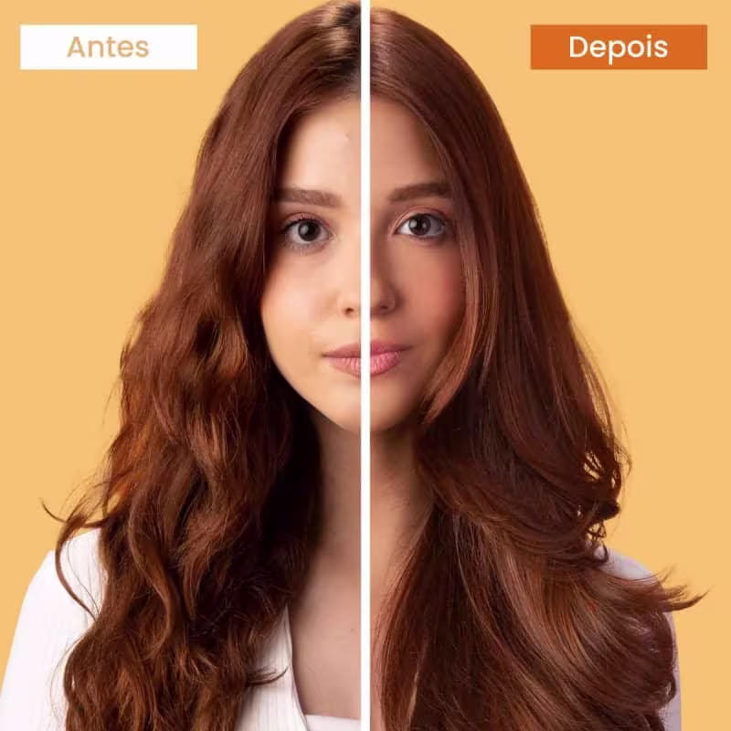 Comparação antes e depois. No lado esquerdo, o "Antes", o cabelo aparece opaco e sem brilho. No lado direito, o "Depois", com o cabelo está mais brilhante, sedoso e com aspecto saudável. A modelo tem cabelos longos e ondulados de cor castanha avermelhada.