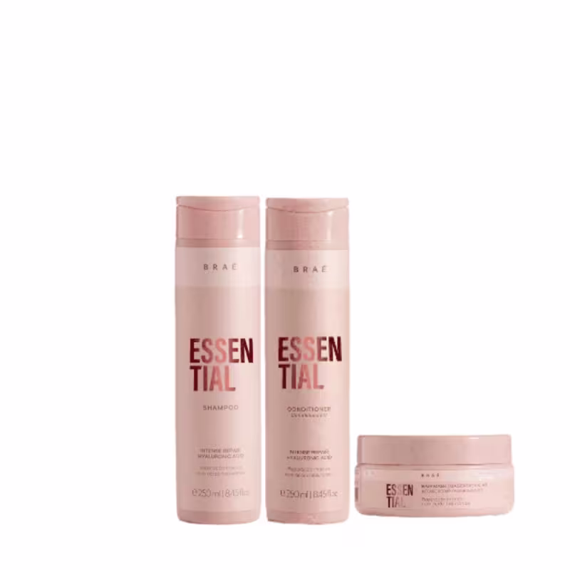 Conjunto de produtos para cabelos da marca Braé. Dois frascos cilíndricos de plástico na cor nude rosada, contendo shampoo e condicionador da linha Essential. Um pequeno pote redondo na mesma tonalidade, provavelmente um tratamento capilar.