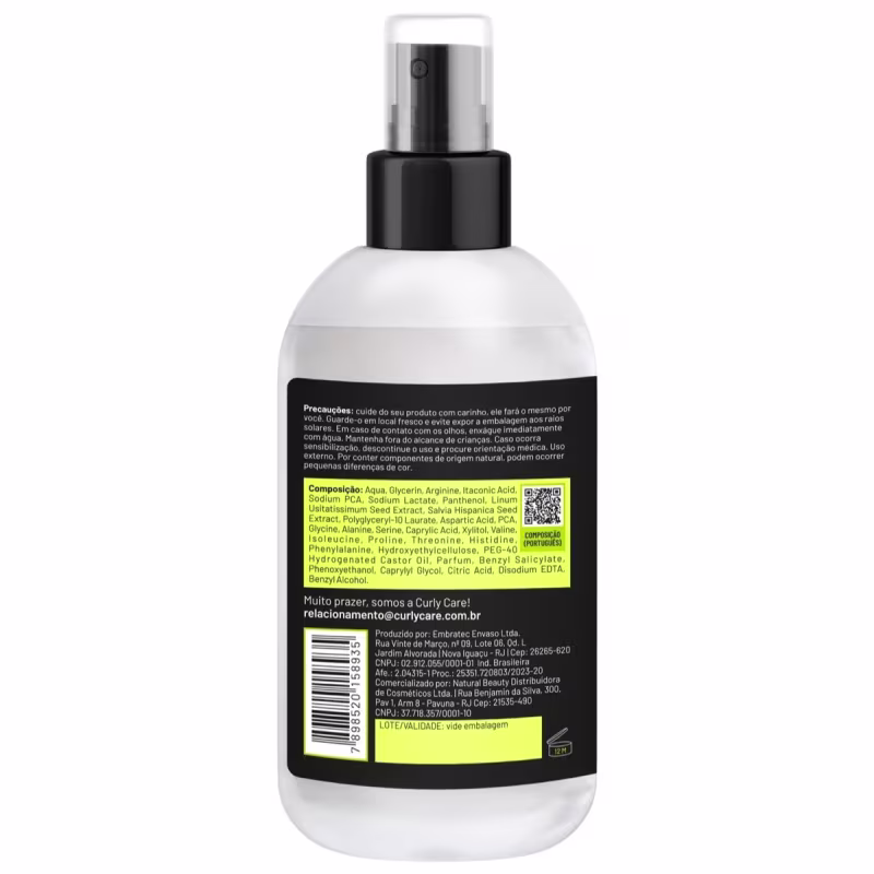 Produto de cuidado capilar Curly Care em frasco plástico branco opaco com tampa preta. Rótulo preto na parte inferior com lista de ingredientes e informações do fabricante em português. Predominam as cores branco, preto e amarelo.