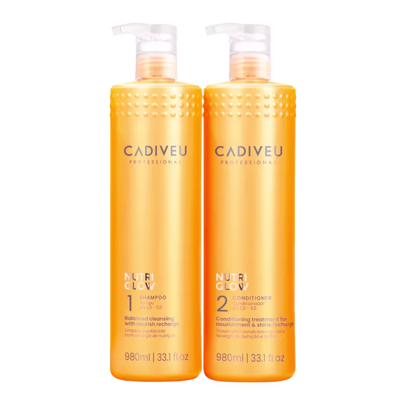 São dois frascos de plástico amarelos da linha Nutri Glow da marca Cadiveu Professional. Um frasco é rotulado como "Shampoo" e o outro como "Condicionador". Ambos têm bombas dosadoras brancas no topo. Os frascos têm 980ml e formato cilíndrico.