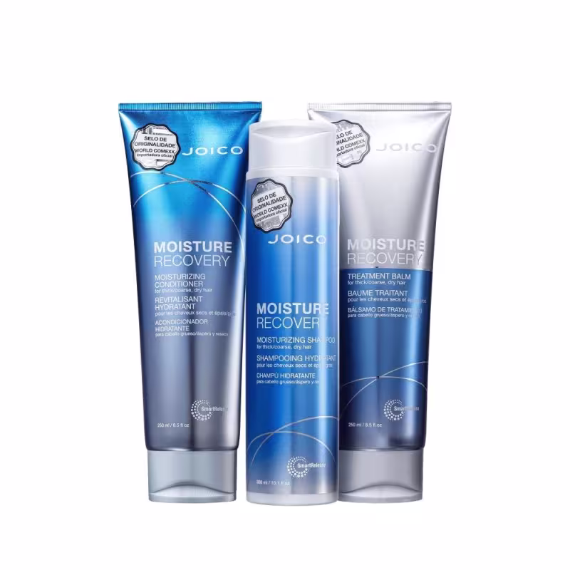 A imagem mostra um condicionador em um tubo azul e prateado de 250ml. O segundo é uma máscara capilar em um tubo prata e azul de 250ml. O terceiro é um shampoo em um frasco azul de 300ml.