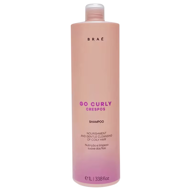 Shampoo para cabelos crespos da linha Go Curly da marca Braé. Embalagem plástica cilíndrica na cor rosa claro Descrição adicional: "Nutrição e limpeza suave dos fios".