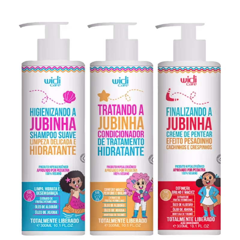 Trio de frascos de plástico com bombas dosadoras. Eles têm cores brancas com detalhes coloridos em vermelho, azul, amarelo. Cada frasco apresenta uma ilustração de uma criança e um texto descrevendo a função do produto.