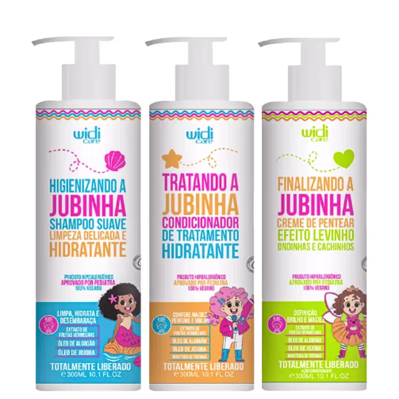 Três frascos de plástico com bombas dosadoras nas cores brancas com detalhes coloridos em rosa, azul, amarelo, verde. Cada frasco apresenta uma ilustração de uma menina e um texto descrevendo a função do produto.