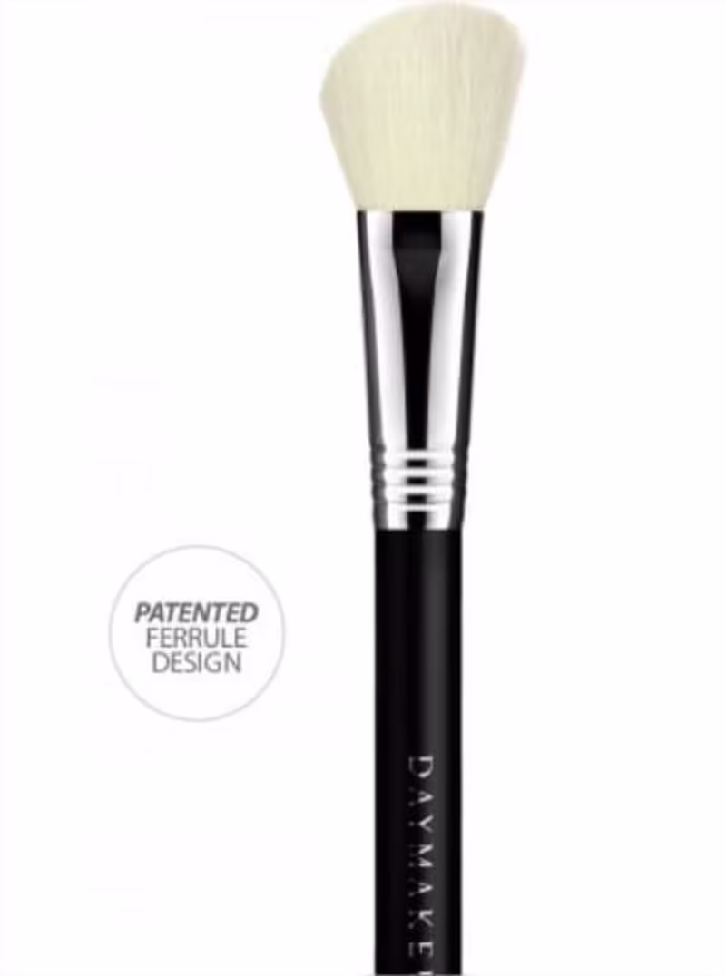 A imagem mostra um pincel com cabo preto, detalhe cromado e cerdas brancas.