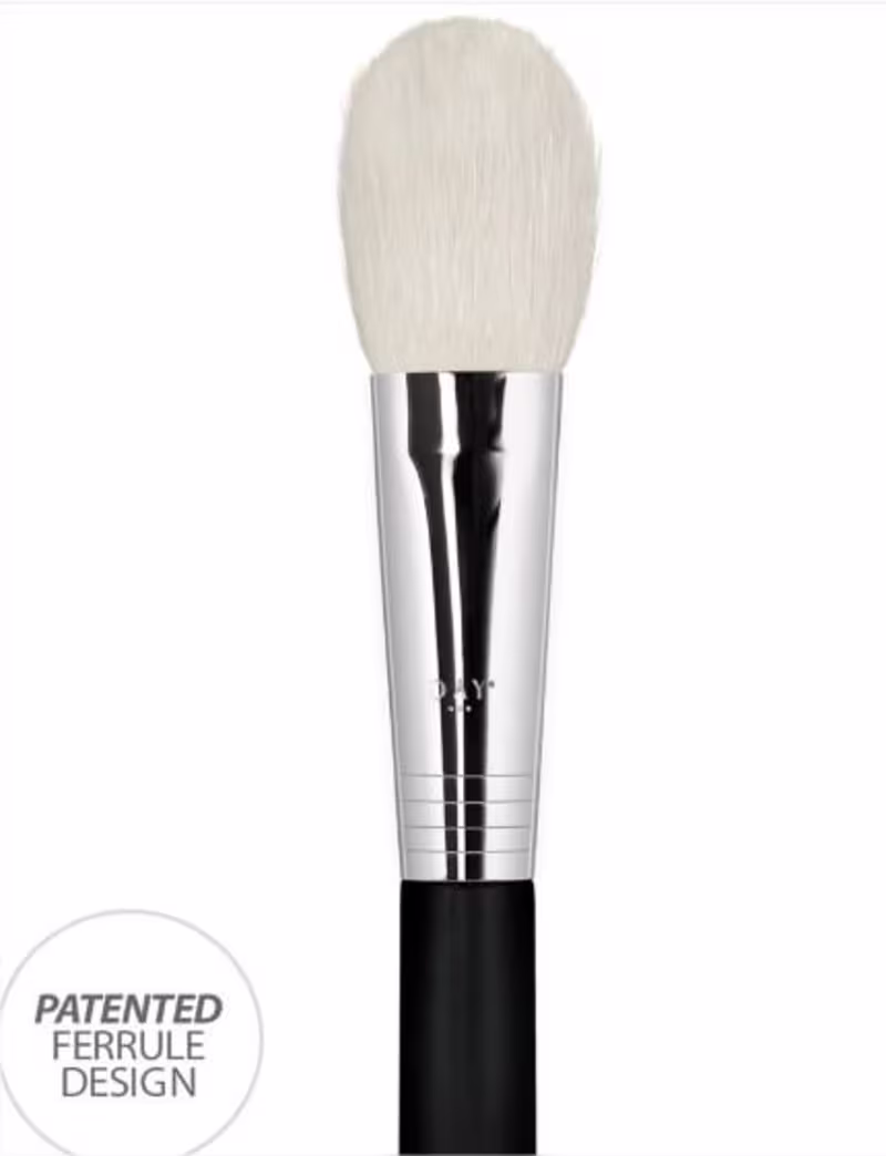 A imagem mostra um pincel, com cabo preto, detalhe cromado e cerdas brancos.