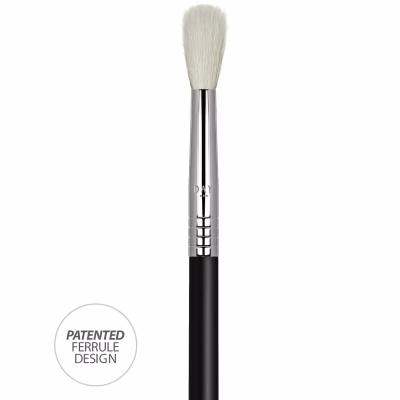 A imagem mostra um pincel, com cabo preto, detalhe cromado e cerdas brancas.