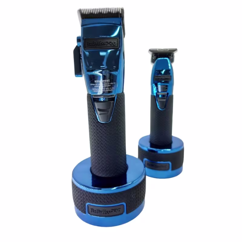 Estes são aparadores de cabelo da marca BaBylissPRO. Os produtos têm um design preto e azul brilhante. As bases são azuis e servem como suportes e carregadores, mantendo os aparelhos sempre prontos para o uso.