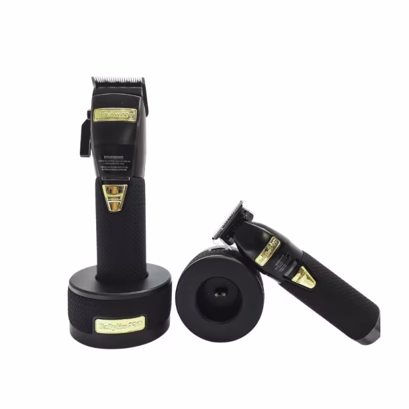 Conjunto de aparadores de cabelo BaByliss PRO. Dois aparadores elétricos nas cores preto e dourado. O maior tem uma lâmina larga para cortar cabelo, enquanto o menor tem uma lâmina mais fina para aparar pelos faciais e finalizar detalhes.