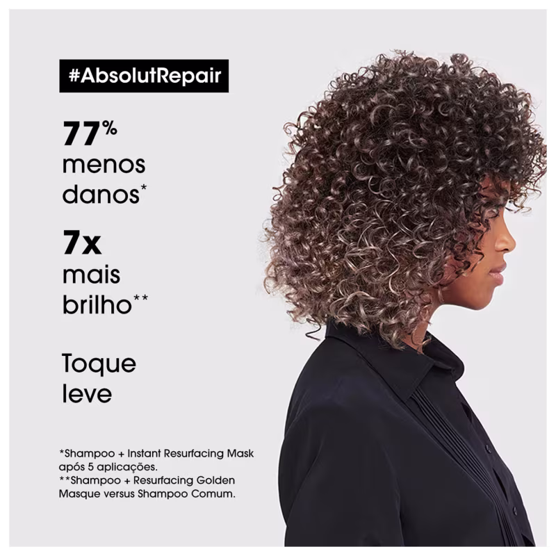 A imagem mostra uma campanha publicitária de L'Oréal Professionnel. O texto destaca: 77% menos danos e 7 vezes mais brilho aos cabelos grossos e danificados, após 5 aplicações. A modelo ao lado tem cabelos cacheados e brilhantes em tons castanhos.