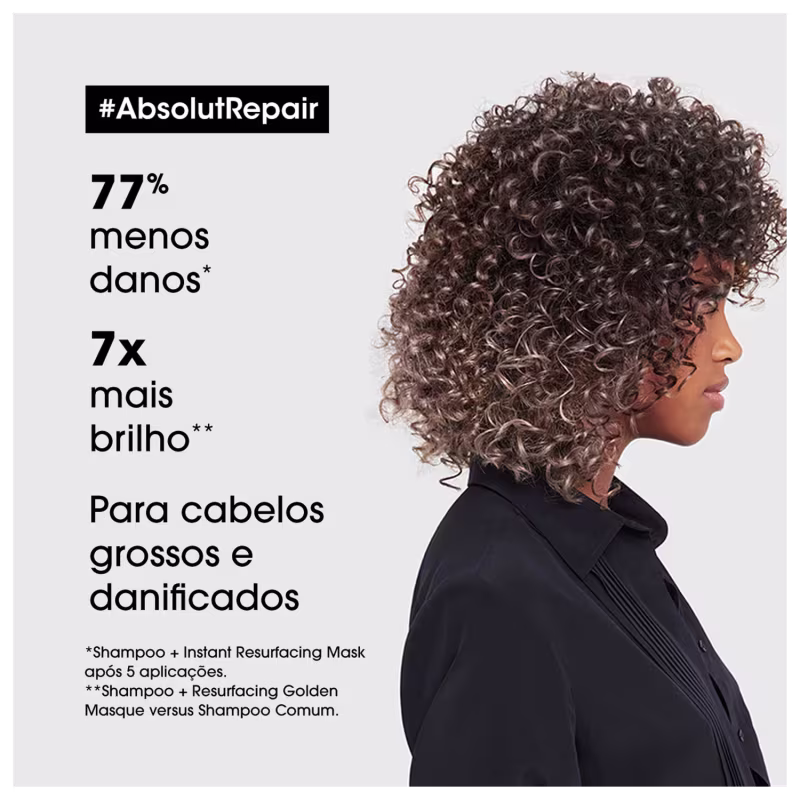 A imagem mostra uma mulher negra de cabelos cacheados curtos. Ela está de lado e veste uma roupa preta. Texto ao lado destaca: 77% menos danos, 7x mais brilho, Para cabelos grossos e danificados.