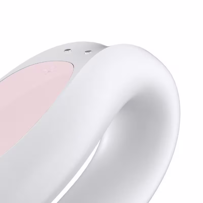 A imagem mostra um vibrador de casal branco.