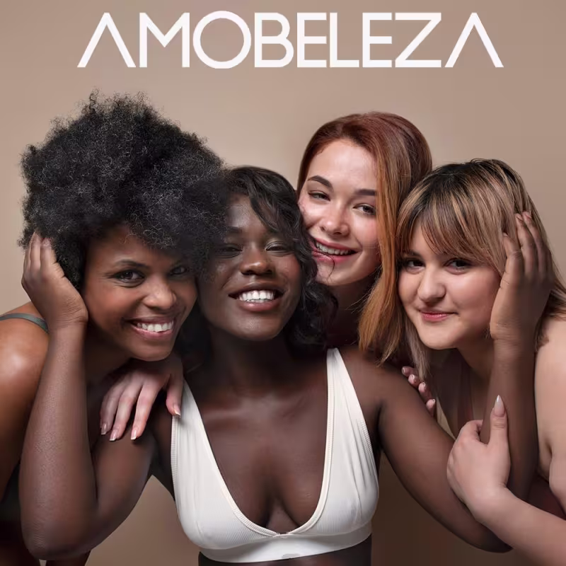 A imagem mostra quatro mulheres jovens e sorridentes, com diferentes tons de pele e cabelos. Elas transmitem uma sensação de amizade e diversidade. O nome "Amobeleza" está escrito em letras grandes na parte superior da imagem.