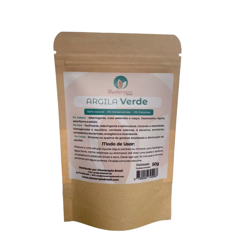 A imagem mostra uma embalagem de papel kraft da Argila Verde. O rótulo apresenta algumas informações como benefícios, modo de uso e sinaliza que o pacote tem 50g