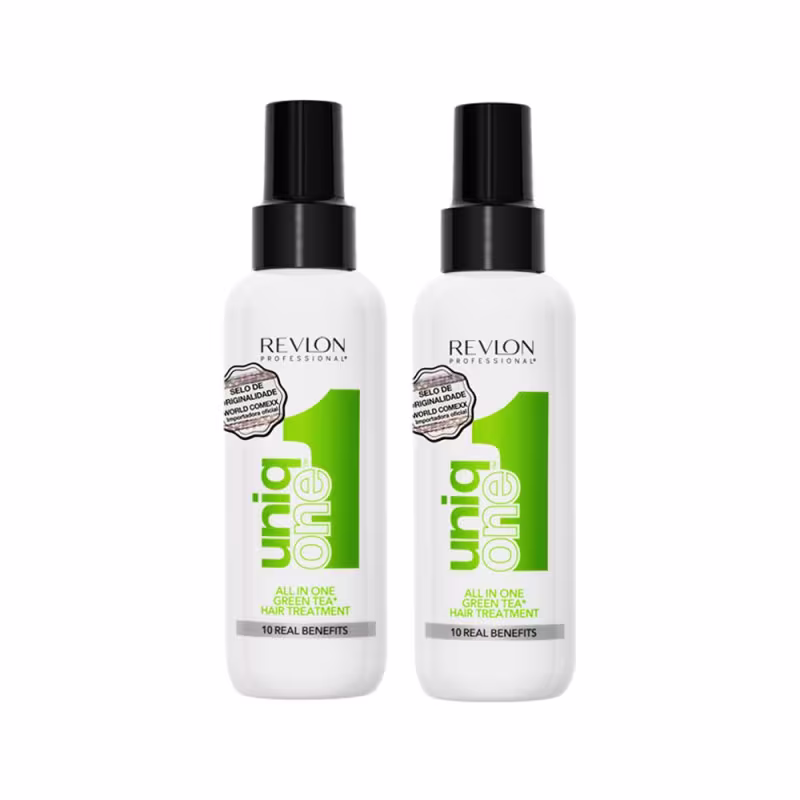 Dois leave-ins de 150ml cada da linha Uniq One da Revlon Professional. Apresentam rótulos com o logotipo da Revlon, o nome "Uniq One" e a descrição "All in One Green Tea Hair Treatment" (Tratamento Capilar Tudo em Um de Chá Verde) em verde e preto.