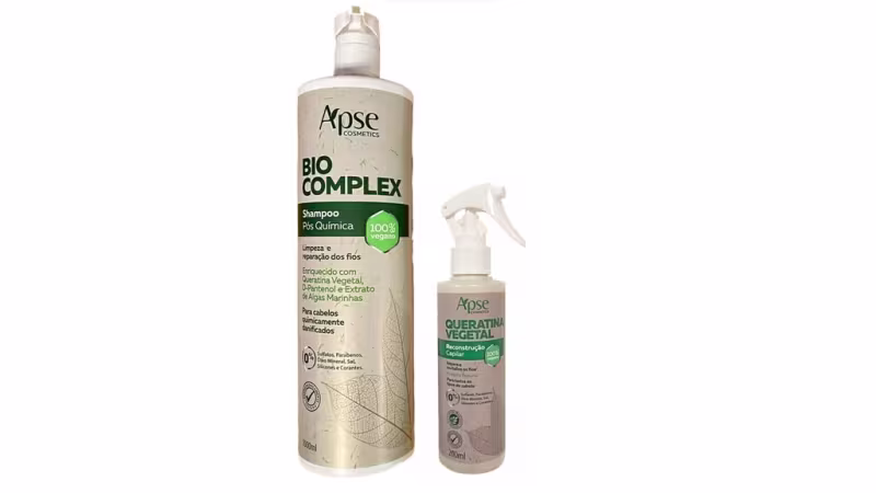 O produto é um shampoo da linha Bio Complex da marca Apise Cosméticos, em embalagem plástica branca com rótulo verde, e um spray de Queratina Vegetal também da Apise, em embalagem plástica verde. Ambos os produtos são 100% veganos.