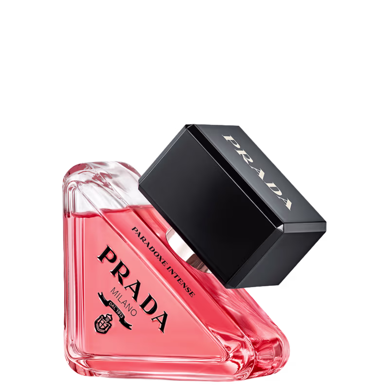Frasco de perfume Prada Paradoxe Intense em formato triangular, com líquido rosa vibrante. Embalagem preta com logotipo da marca em destaque. Produto de beleza da linha Prada.