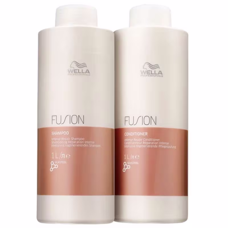 Dois frascos brancos da linha Fusion da Wella Professionals, um de shampoo e outro de condicionador, com rótulos em tons de laranja. Os frascos possuem 1 litro de capacidade cada.