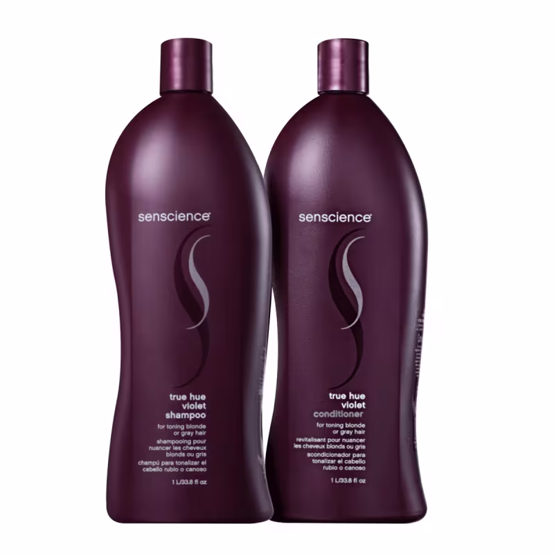 A imagem mostra dois frascos de plástico roxo escuro de shampoo e condicionador da linha True Hue Violet da marca Senscience. Os frascos têm formato cilíndrico e tampas da mesma cor. Nas embalagens, há o logotipo da marca em branco e as descrições.