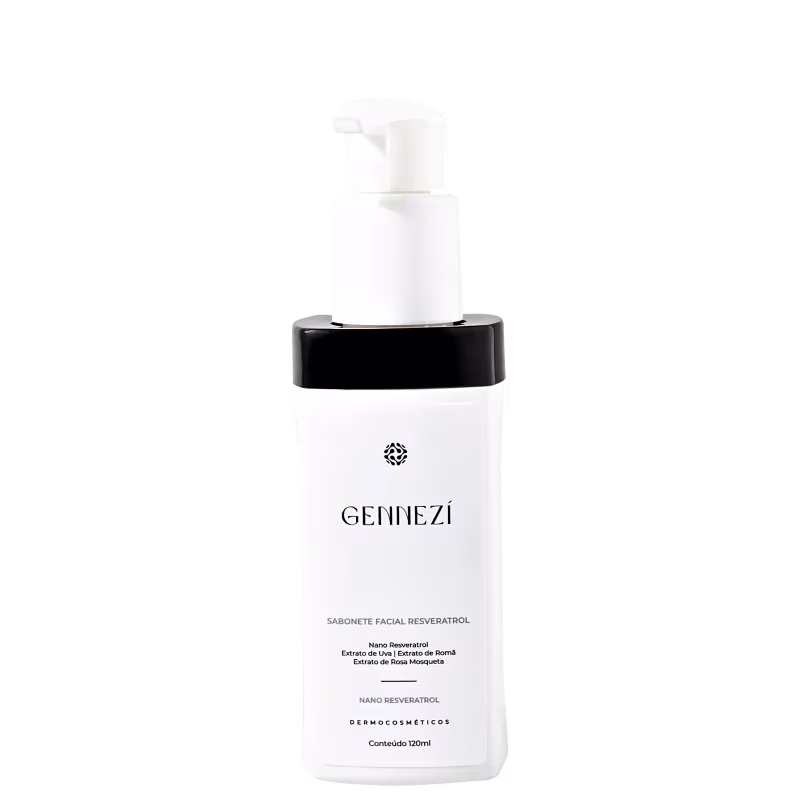 A imagem mostra um produto facial com frasco branco, com detalhes pretos e uma tampa protetora de cor branca com um dispensador em forma de bomba. A embalagem indica o nome do produto e seu conteúdo de 120ml.