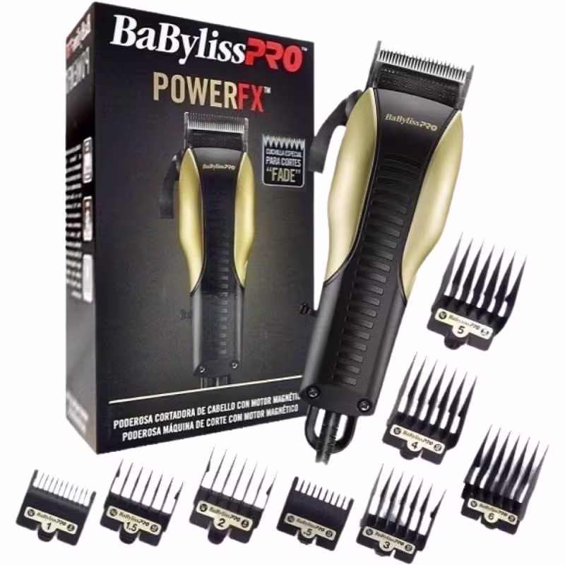 A imagem mostra a máquina de corte de cabelo da marca BaBylissPRO. Ao redor tem a caixa da máquina de corte de cabelo preta com detalhes dourados e ao redor tem os pentes acessórios numerados de 1 a 8, em plástico preto.