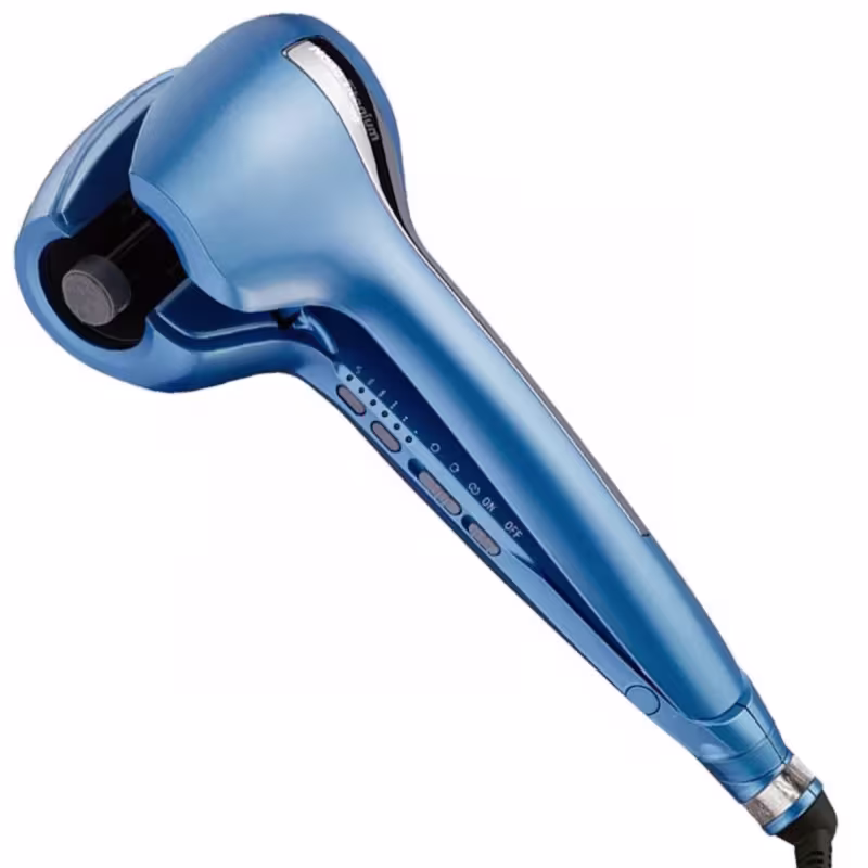 A imagem mostra o modelador de cachos da BaByliss Pro na cor azul metálica brilhante. Corpo alongado e ergonômico com design aerodinâmico. Apresenta botões de controle de temperatura e velocidade na lateral.