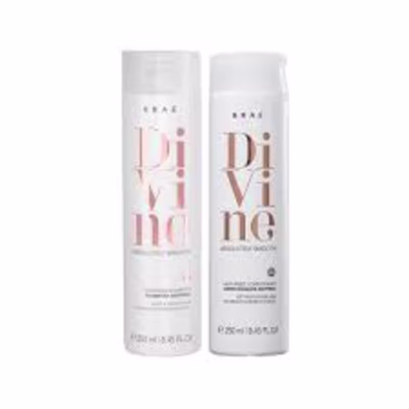 A imagem mostra dois produtos da linha Divine de Braé. Ambos são cilíndricos, cor branca e detalhes em rosé gold. Sendo um shampoo e um condicionador.