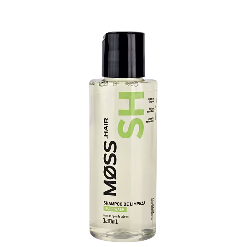 A imagem mostra um frasco de 130ml em plástico transparente do shampoo pure wash da marca MOSS. É possível ver a cor amarelada do shampoo. O design do frasco é simples, com tampa dosadora e letras pretas e verdes.