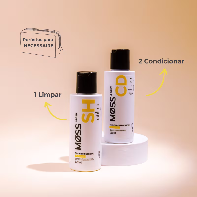 A imagem mostra os frascos de shampoo e condicionador da linha Nutri Deep de Moss, em um fundo levemente amarelado e com uma ilustração que diz "perfeitos para nécessaire".