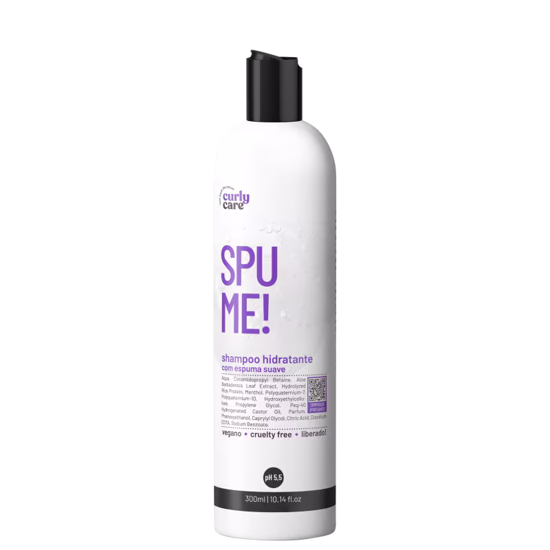 Shampoo hidratante com espuma suave da linha Curly Care. Embalagem plástica branca opaca com tampa preta. Rótulo com o nome do produto "SPUME!" em letras grandes na cor roxa.